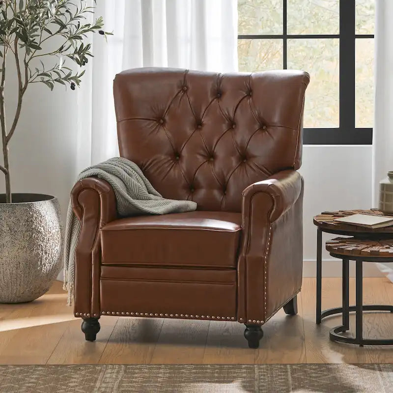 Relaxfauteuil met achteroverduwmechanisme, voetensteun, knopenrug en spijkerkopafwerking