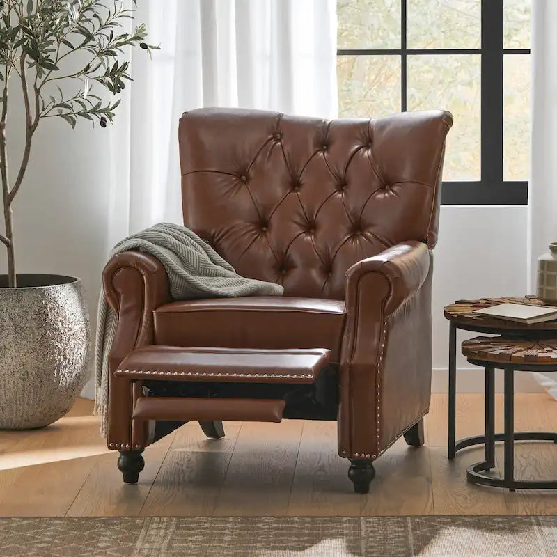 Relaxfauteuil met achteroverduwmechanisme, voetensteun, knopenrug en spijkerkopafwerking